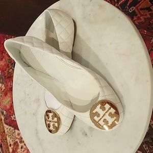 You won't go wrong with these Jackie O inspired Tori Burch white quilted flat.